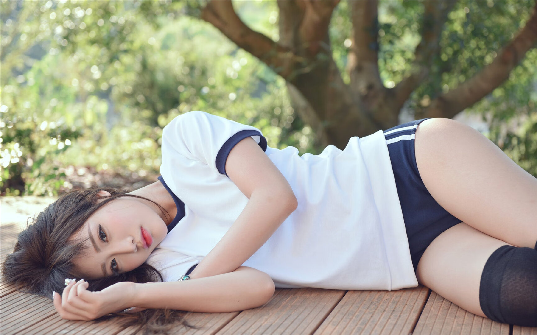 城市极速飞盘挑战赛，空中旋转的运动奇观，极限飞盘比赛场地